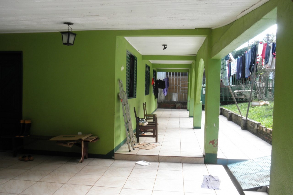 Casa com amplo terreno - B. Central