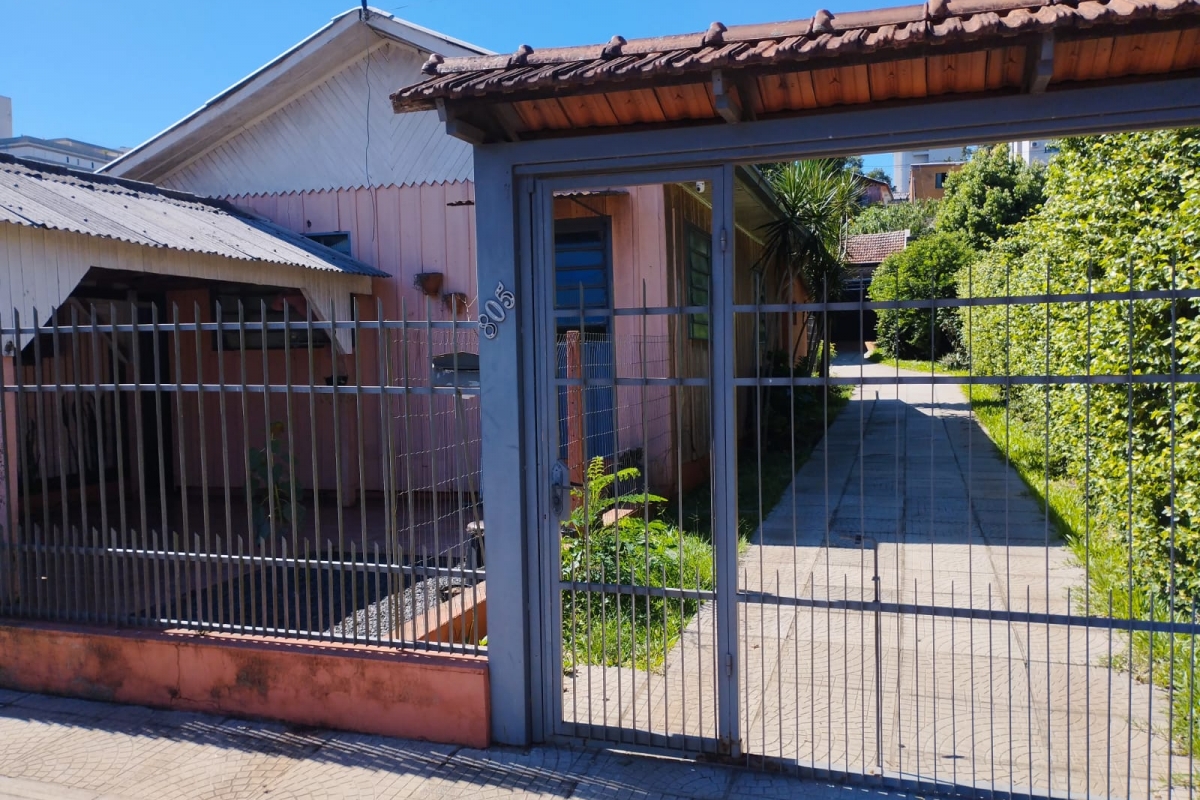 Casa com terreno amplo no Centro