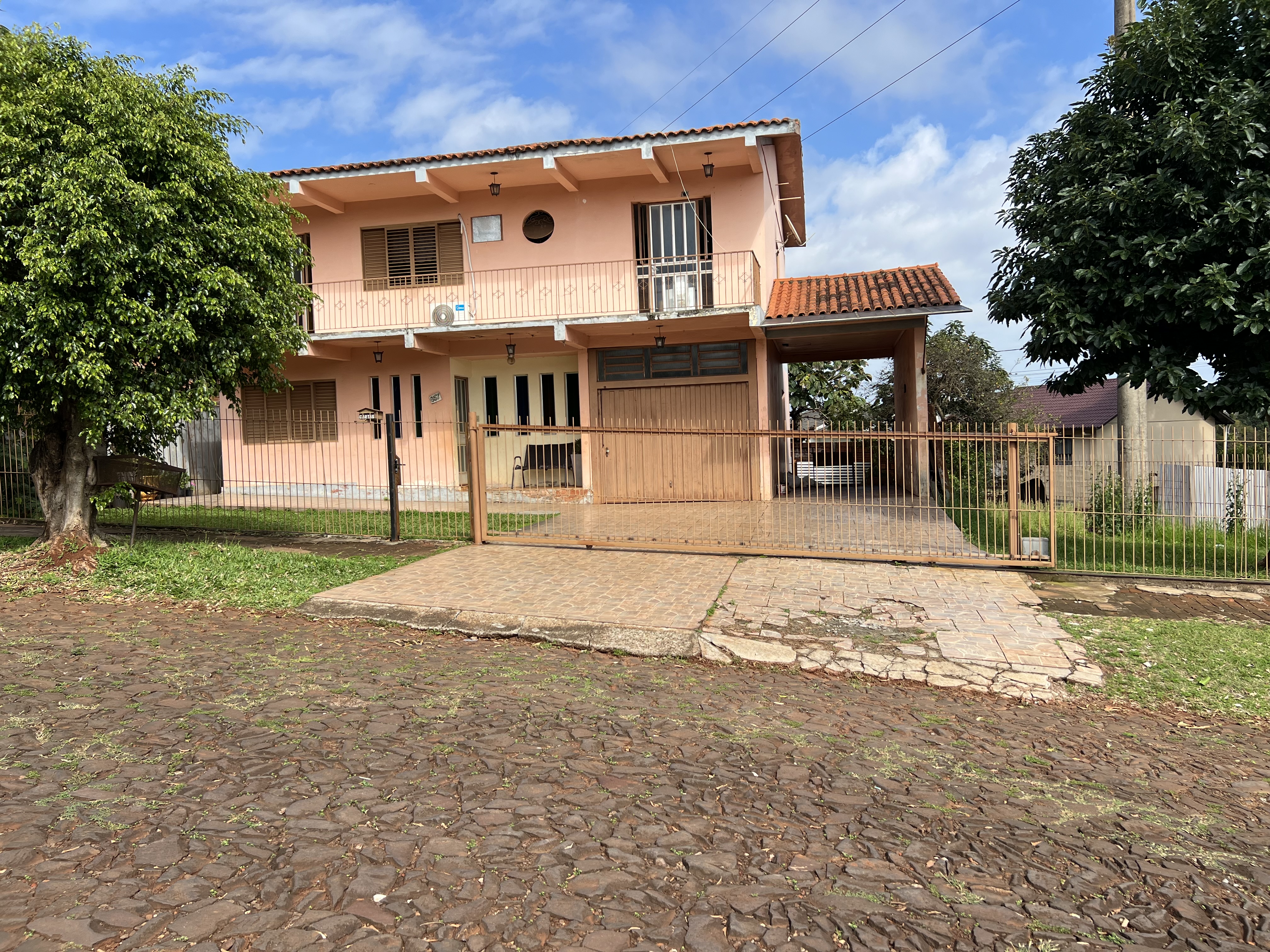 Casa dois pisos ampla