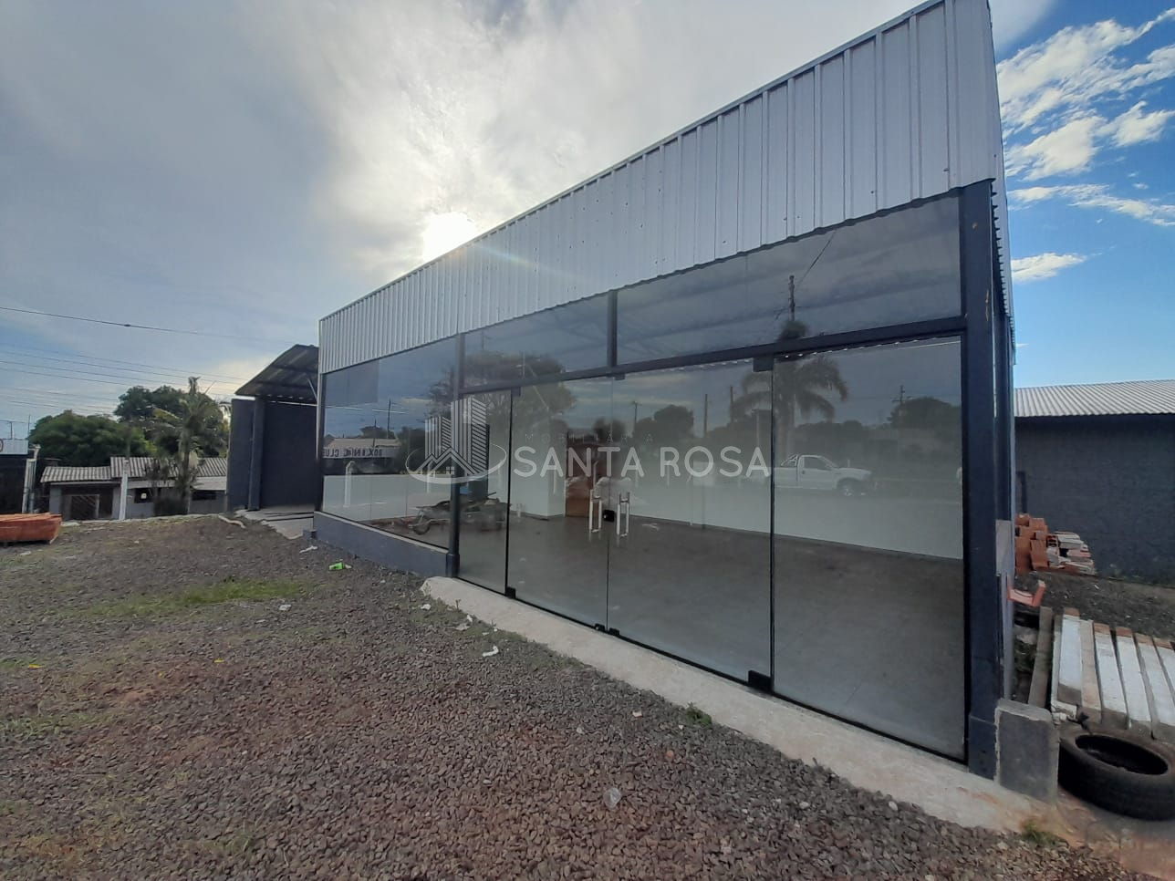 SALA COM TERRENO AMPLO EM CRUZEIRO